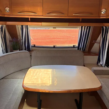 Kemp Przyczepa Kempingowa Na Fali